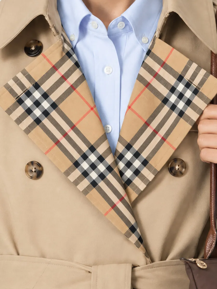 Тренч Burberry, клетка на лацканах в нашем кадре