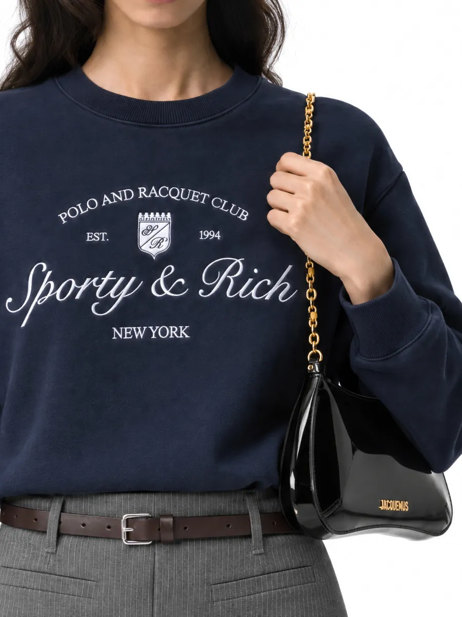 Свитшот Sporty & Rich, надпись и герб в нашем кадре