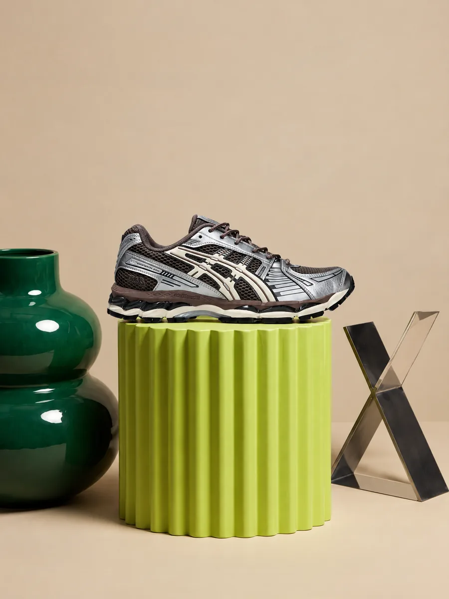 Кроссовки ASICS на салатовом постаменте, предметка
