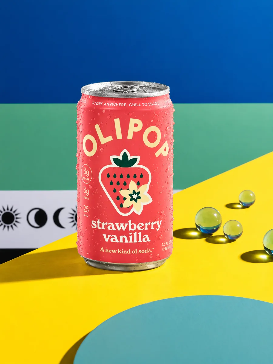Банка OLIPOP в постановочной сцене